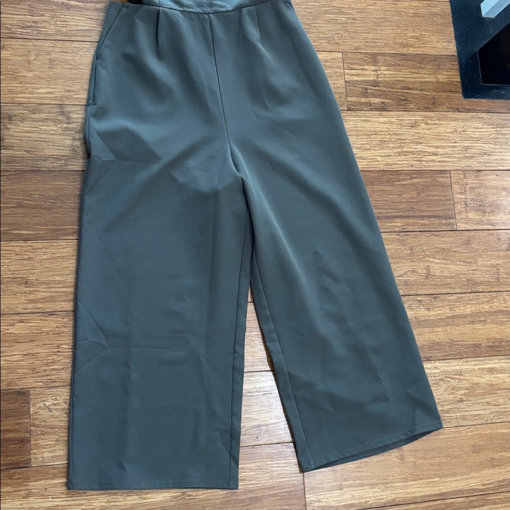 NWT Romeo + Juliet Couture Olive Green Halter Cutout Wide Leg Jumpsuit M - Picture 7 of 13